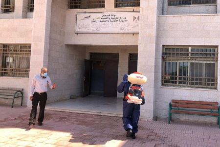 عقب اصابة معلم بفيروس كورونا : الدفاع المدني في برطعة يعقم المدرسة الثانوية ومسجد